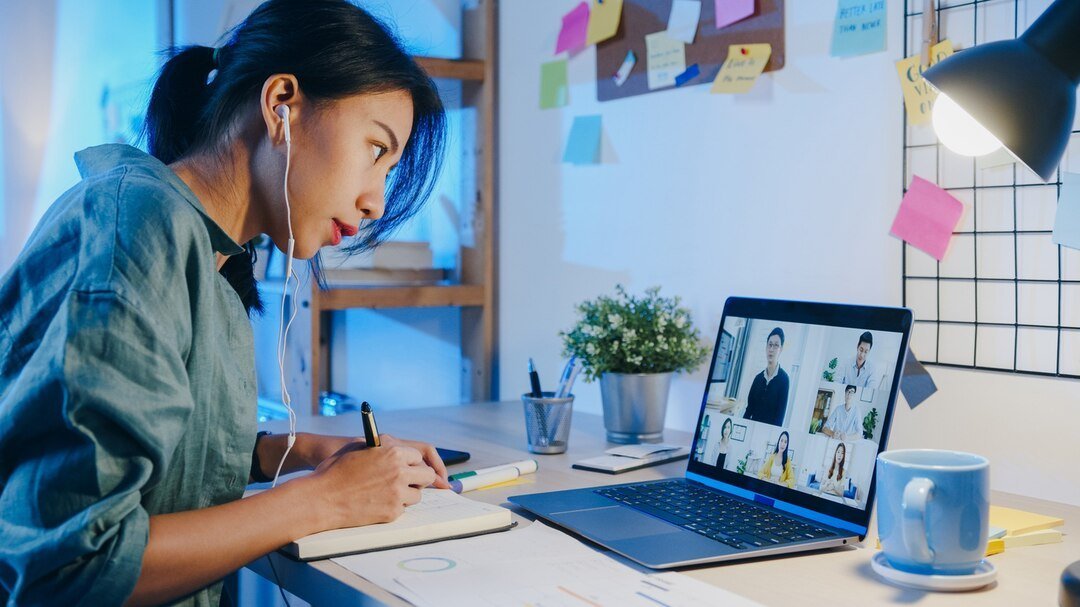 How To Land a Remote Digital Marketing Job While in College? - Web Guest Posting
